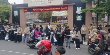 Program Spensa Seirama, SMPN 1 Kuningan Bagikan 8.075 Paket Makanan untuk Warga