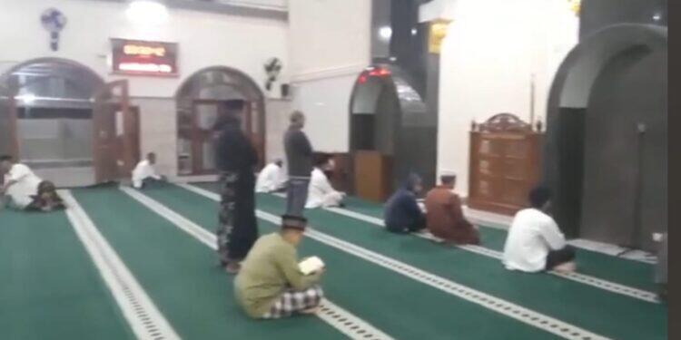 Di Malam Kedua I’tikaf, Masjid At-Taqwa Jalaksana Dipadati Ratusan Jamaah