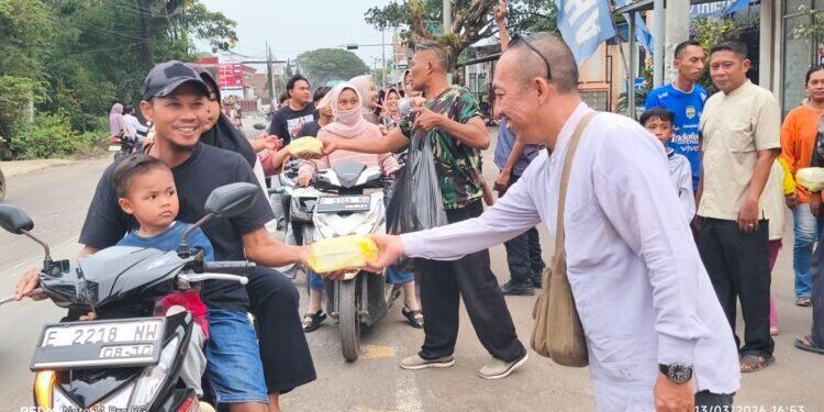 SMK Muhammadiyah Lemahabang Bagikan 800 Porsi Takjil kepada Masyarakat