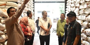Komisi II DPRD Indramayu Sidak Gudang Bulog, Dorong Percepatan Distribusi Beras