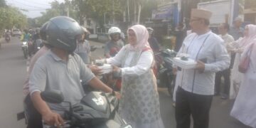 PWI Indramayu Bagikan Ratusan Takjil dan Nasi Kotak kepada Pengguna Jalan