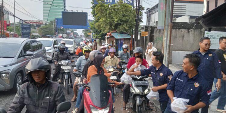 Prabu Tebar Ratusan Paket Takjil di Jalan Tuparev