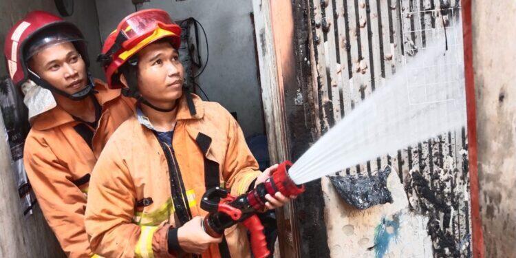 Rumah di Gang Sempit Kesenden Tiba-tiba Terbakar, Polisi dan Damkar Bergerak Cepat Cegah Api Meluas
