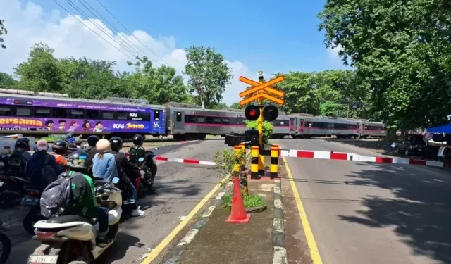 Perlintasan KA Krucuk Kini Memiliki 4 Palang Pintu 