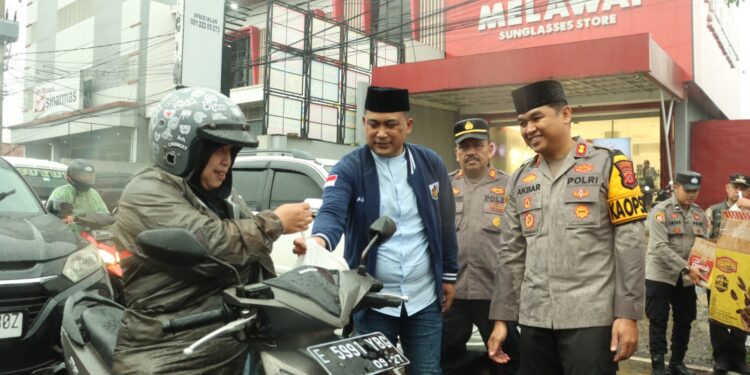 Kolaborasi KNPI dan Polres Kuningan, 500 Takjil Dibagikan di Tengah Hujan