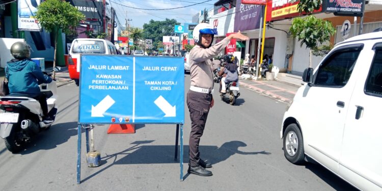 Padat Jelang Idul Fitri, Arus Lalu Lintas Jl. Siliwangi Direkayasa Polisi