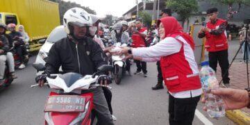 PMI Kabupaten Cirebon Bagikan Takjil dan Siagakan Posko untuk Pemudik
