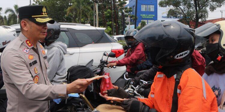 Kapolres Cirebon Kota Bagikan Vitamin dan Jas Hujan Gratis Kepada Pemudik