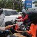Kapolres Cirebon Kota Bagikan Vitamin dan Jas Hujan Gratis Kepada Pemudik