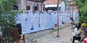 Jemaah Asy-Syahadatain Indramayu Lebih Awal Rayakan Idulfitri, Ratusan Warga Gelar Salat Id