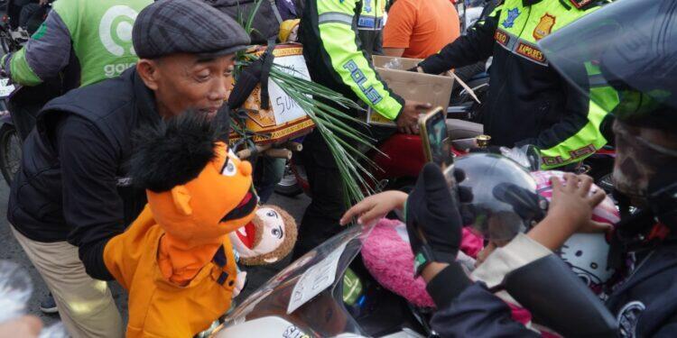 Polres Cirebon Kota Hadirkan Pendongeng untuk Menghibur Pemudik