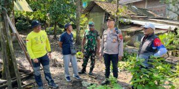 Kapolsek Leuwimunding Tinjau Lokasi Terdampak Angin Puting Beliung