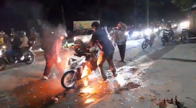 Korsleting Kelistrikan, Motor Pemudik Terbakar di Pegambiran 