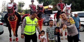 Pemudik di Rest Area 207 A Tol Palikanci Terhibur dengan Hadirnya Pasukan Kuda Polri