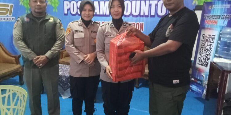 Camat Talun Bagikan Nasi Kotak, Beri Dukungan Moril untuk Petugas Pos Pam Mudik