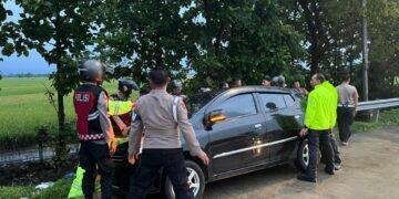 Personel Pos Yan KM 164 Evakuasi Mobil Pemudik yang Terjeblos di Area Tol Cipali