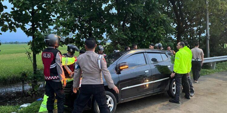 Personel Pos Yan KM 164 Evakuasi Mobil Pemudik yang Terjeblos di Area Tol Cipali
