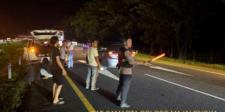 Personel Sat Samapta Polres Majalengka Evakuasi Mobil Pemudik yang Pecah Ban di Jalur B Tol Cipali