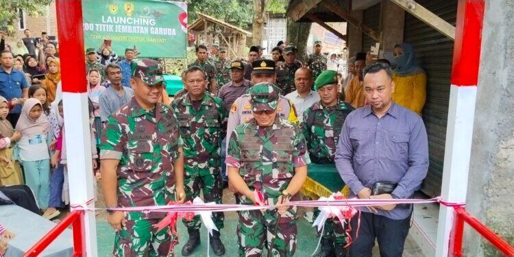 Dandim 0614/Kota Cirebon Dampingi Danrem 063/SGJ Resmikan Jembatan Perintis Garuda Sumurwuni