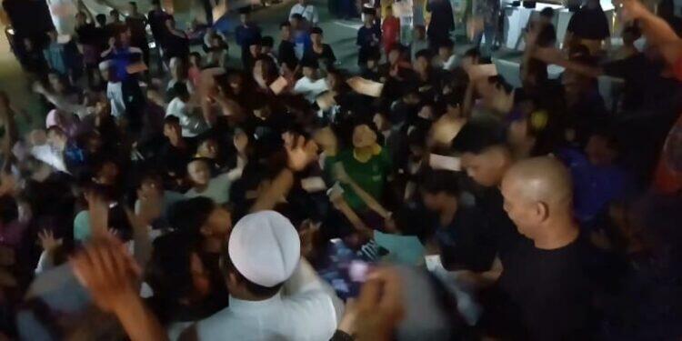 Tradisi Tawurji Warnai Malam Takbiran di Mundu, Ratusan Warga Berebut “Hujan Uang”