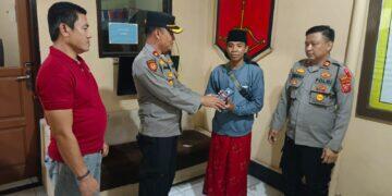 Kapolsek Kedawung Serahkan HP Curian Kepada Pemiliknya Kurang dari 24 Jam
