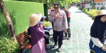 Petugas Pos Pelayanan Ops Ketupat Lodaya 2026, Pantau Pengunjung Wisata Keliling Dunia