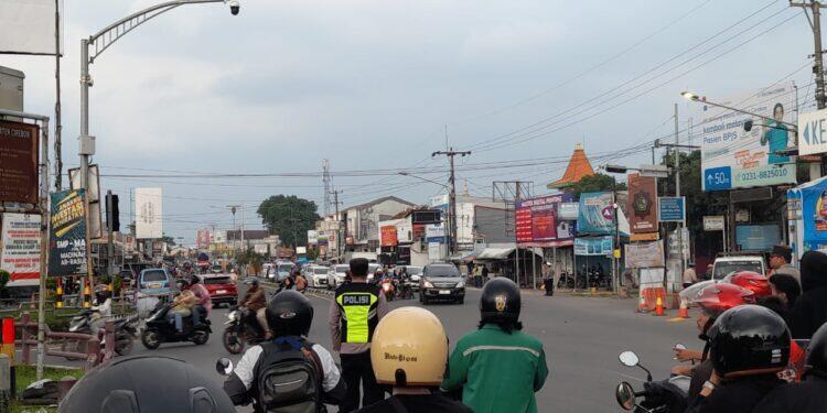 Dampak One Way, Antrean Kendaraan di Pantura Palimanan Mengular hingga 2 Kilometer