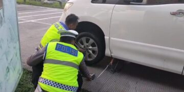 Personel Pos Pelayanan KM 164 Tol Cipali Sigap Bantu Pemudik Alami Kebocoran Ban