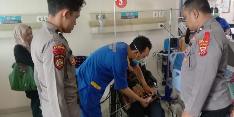 Petugas Pos Yan Res Area 208 B Sigap Evakuasi Pemudik Sakit di Tol Palikanci