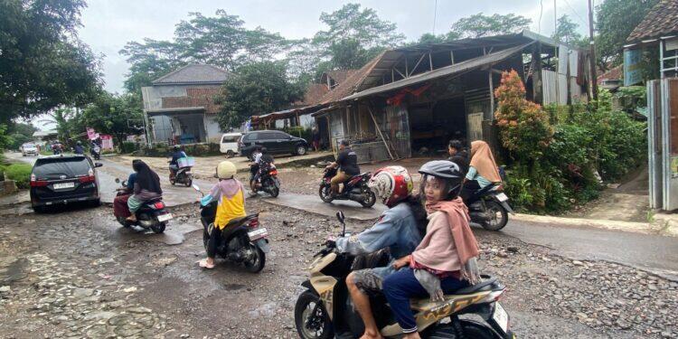 Jalan Rusak Halimpu–Wangkelang Disorot, Aktivis Nilai DPRD dan Pemkab Lamban Bertindak