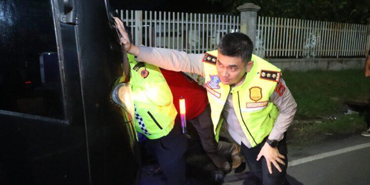 Saat Pimpin KRYD, Kapolres Ciko Bantu Dorong Bus yang Mogok 