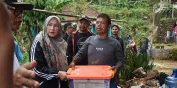 Tinjau Banjir dan Longsor, Amih Tuti Salurkan Bantuan untuk Warga Terdampak