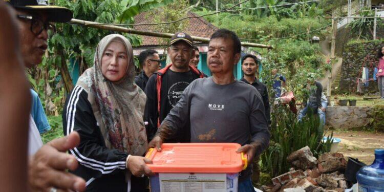 Tinjau Banjir dan Longsor, Amih Tuti Salurkan Bantuan untuk Warga Terdampak