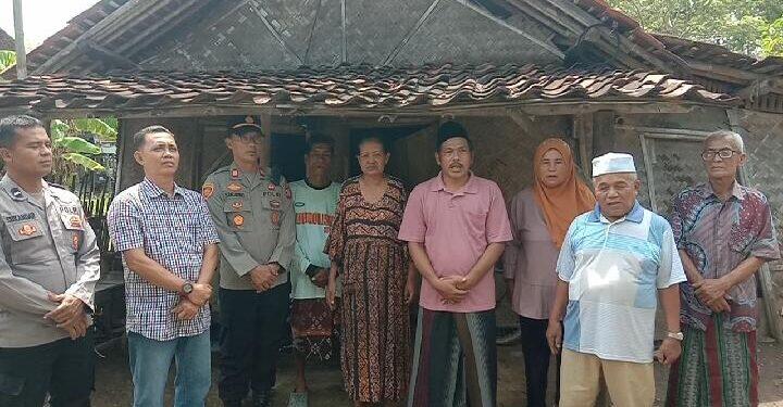 Polisi Turun Tangan, Warga Miskin di Losari Terima Bantuan Sembako