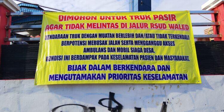 Akses RSUD Waled Dikepung Truk Pasir, Warga Cirebon Timur Berang