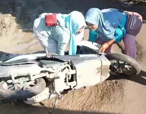 Jalan Rusak di Plered Kembali Makan Korban, Warga Desak Perbaikan