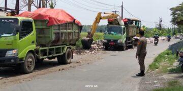 Sampah Liar di Exit Tol Ciledug Dibersihkan, Akses Lalu Lintas Kembali Normal
