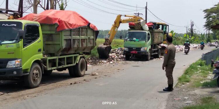 Sampah Liar di Exit Tol Ciledug Dibersihkan, Akses Lalu Lintas Kembali Normal