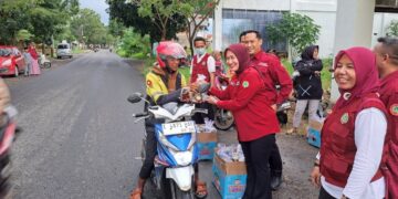 HUT ke-52 PPNI Jadi Ladang Amal, DPD PPNI Kabupaten Cirebon Tebar Takjil dan Santuni 200 Yatim-Dhuafa