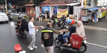 Komunitas Motor Sendal Bagikan 500 Paket Takjil Gratis di Sumber