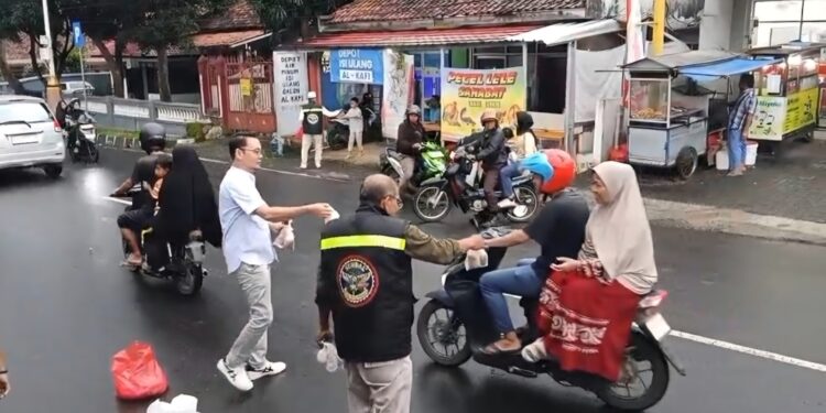 Komunitas Motor Sendal Bagikan 500 Paket Takjil Gratis di Sumber