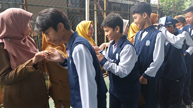 Hari Pertama Masuk Sekolah, SMPN 1 Kota Cirebon Gelar Halal Bihalal