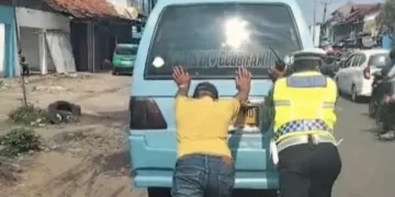 Polisi Bantu Dorong Angkot Mogok di Tengah Tani