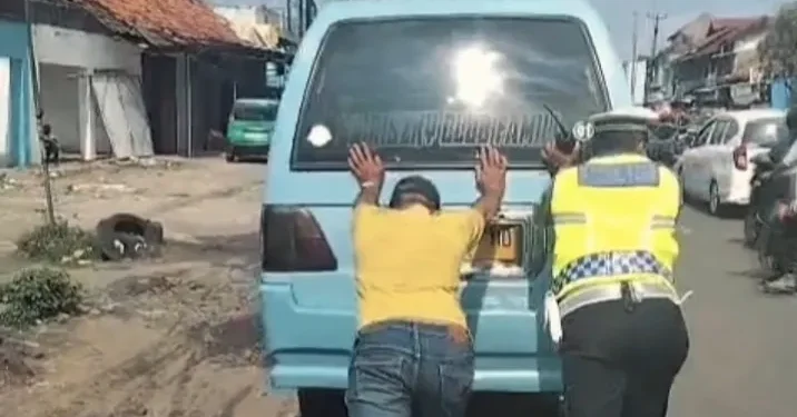 Polisi Bantu Dorong Angkot Mogok di Tengah Tani