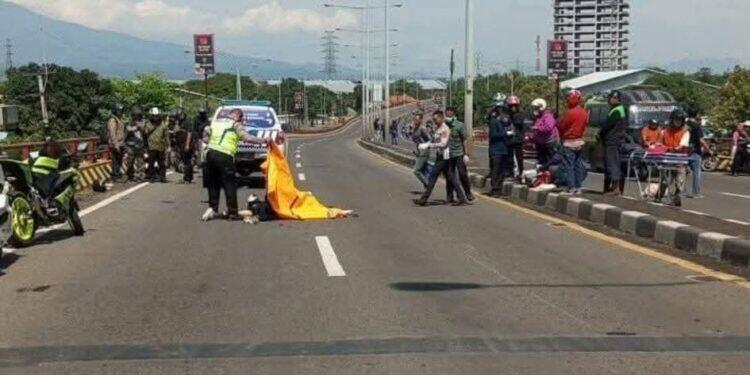 Seorang Ayah Tewas Kecelakaan di Flyover Pegambiran, Dua Anaknya Terluka
