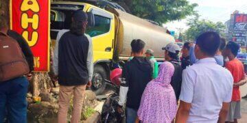 Truk Tangki Air Oleng Tabrak Angkot dan Motor, Satu Orang Tewas