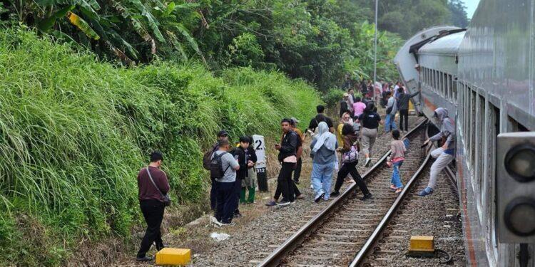 Sejumlah Perjalanan KA Memutar atau Dibatalkan, Imbas Gangguan Operasional KA Bangunkarta di Emplasemen Stasiun Bumiayu