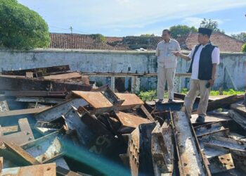 Anggota DPRD Kota Cirebon Tinjau Langsung Potong Besi Jembatan dan Rel Kuno