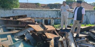 Anggota DPRD Kota Cirebon Tinjau Langsung Potong Besi Jembatan dan Rel Kuno