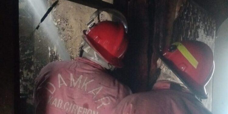 Diduga Korsleting Charger HP, Rumah di Arjawinangun Terbakar